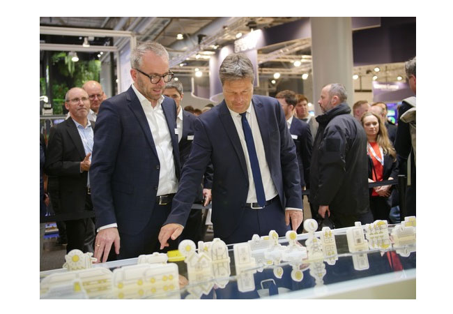PB: Ove Petersen, CEO und Mitgründer von GP JOULE, und Robert Habeck, Bundesminister*in für Wirtschaft und Klimaschutz, am interaktiven Exponat zum Energiesystem mit Zukunft. Kommen auch Sie vorbei und probieren Sie selber aus, wie eine CO2-freie, sichere und bezahlbare Energieversorgung funktioniert. (Foto: GP JOULE) 
