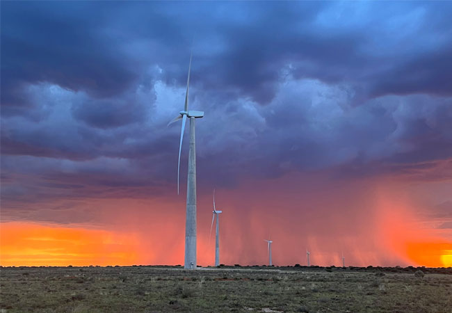 PB: Der 89-Megawatt starke Windpark Castle wird künftig die Bergwerke von Sibanye-Stillwaters mit sauberem und kostengünstigen Strom versorgen. Im Bild ist der ebenfalls von JUWI geplante Windpark Garob zu sehen. / ©: JUWI