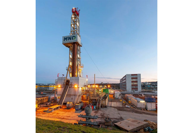 PB: © Fraunhofer IEG Im Jahre 2022 bohrte die 40 Meter hohe Anlage bis zu 820 Meter in die Tiefe und erschloss das Grubenwasser des alten Bergwerkes.