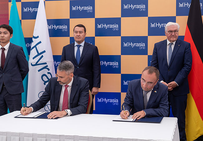 PB: Wolfgang Kropp (CEO SVEVIND Energy Group, vorn links) und Stephane Mespoulhes (Technip Energies, vorn rechts) unterschreiben den Vertrag zur Durchführung der Pre-FEED-Arbeiten zum Projekt Hyrasia one in der Anwesenheit der deutschen Bundespräsident*in Frank-Walter Steinmeier und des kasachischen Premierministers Älihan Smaiylov.