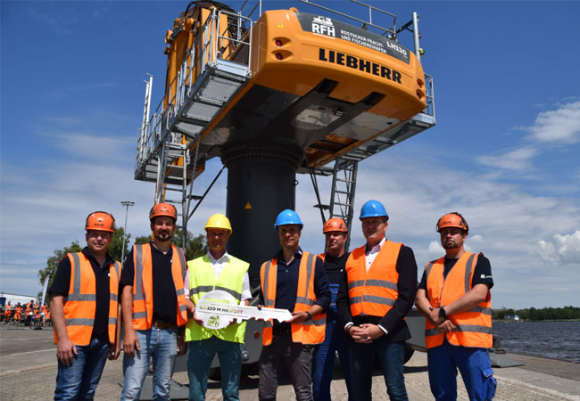 Rostocker Fracht- und Fischereihafen nimmt neuen Liebherr-Kran in Betrieb
