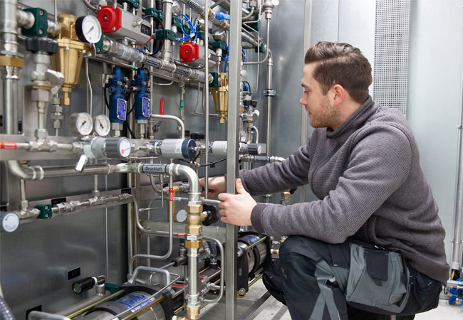 PB: Philipp Sommer hat daran mitgearbeitet, unterschiedliche Energiesystemmodelle zu entwickeln und am Forschungsstandort Saerbeck eine Technikumsanlage aufgebaut, um das Modell in die Praxis zu überführen. Das Energiesystem der Zukunft kann bereits im Bioenergiepark Saerbeck in Form von Forschungsanlagen besichtigt werden. (Foto: FH Münster/Fachbereich Energie – Gebäude – Umwelt)