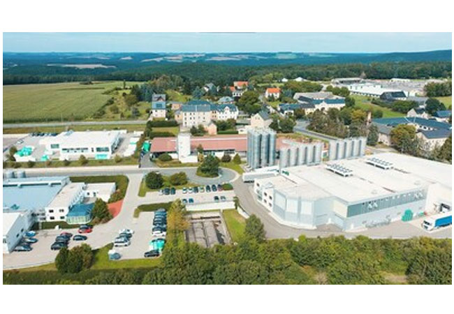 PB: Die Profol GmbH ist auf die Herstellung von hochwertigen Polypropylen-Cast-Folien (englisch: Cast Polypropylene, kurz: CPP) für verschiedene Anwendungsbereiche, darunter die Automobilindustrie, das Bauwesen, im Bereich elektronischer Anwendungen, bei Bodenbelägen, Möbeln und Verpackungen, spezialisiert.