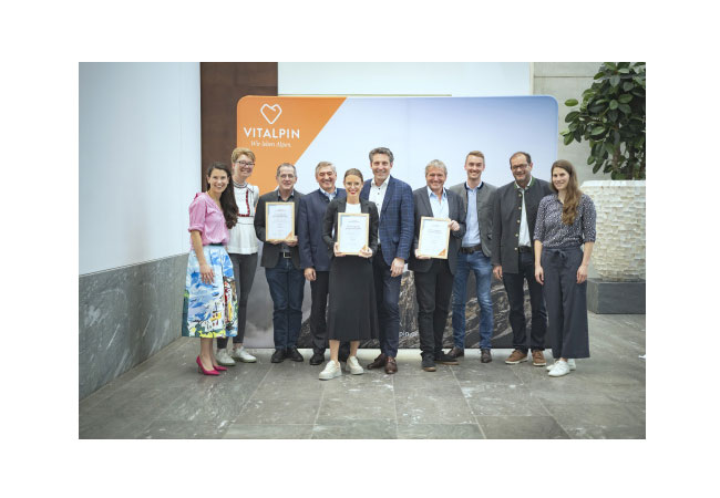 PB: v.l.: Theresa Haid (Vitalpin), Beate Rubatscher, Franz Wackernell (beide Kaunertaler Gletscherbahnen), Klaus Dengg (Vitalpin), Elisabeth Mauracher, Helmut Naschberger (beide Ayurveda Resort Sonnhof), Andreas Kröll (Christophorus Reisen), Andreas Dengg (Zillertaler Gletscherbahnen), Hermann Erler (TVB Tux-Finkenberg) und Sarah Twardella (Vitalpin). / Fotocredit: Vitalpin / Gerhard Berger