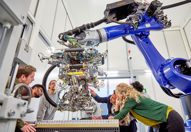 PB: Am Fraunhofer IAP wird die Automated-Fiber-Placement-Technologie (AFP) eingesetzt, um neuartige, sehr leichte Antriebswellen aus carbonfaserverstärkten Kunststoffen herzustellen. Dank der thermoplastischen Matrix sind die Bauteile recyclebar. / ©: WFBB, Fotograf: Jungblut & Büssemeier
