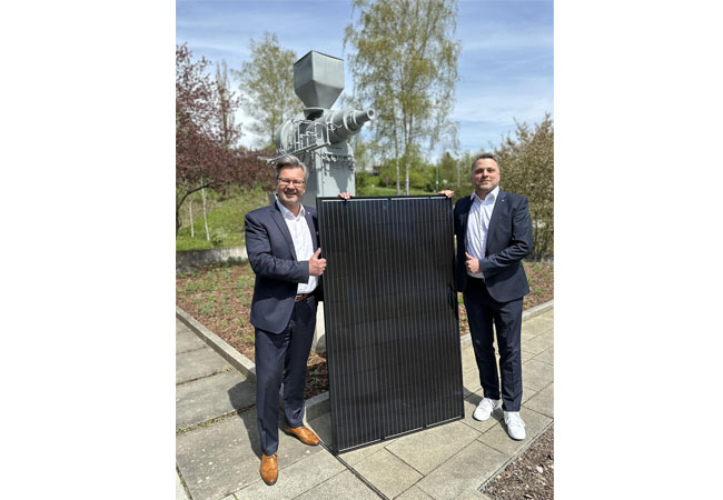 PB: Mit PV-Modul / vor Extruder: Jürgen Werner, Leiter der Division Furniture Solutions sowie Leiter der Division Industrial Solutions der REHAU Industries SE & Co. KG (links) sowie Peter Ronig, Geschäftsführer der Sybac On Power (rechts), Copyright REHAU.