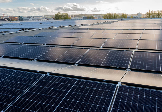 PB: Für die sechs Projekte an fünf verschiedenen Produktionsstandorten in Deutschland werden insgesamt 23.000 PV-Module installiert, was einer Fläche von etwa 10 Fußballfeldern entspricht. (C) Mercedes-Benz AG