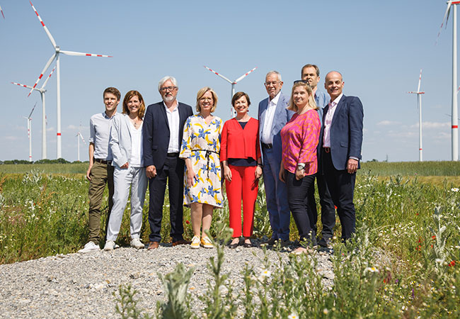 PB: Im Bild v.l.n.r.: Christoph Großsteiner, Hildegard Aichberger, Wolfgang Daniel, Leonore Gewessler, Alexander van der Bellen, Doris Schmidauer, Astrid Kiener, Wolfgang Spitzmüller, Ulrich Streibl / Credit: oekostrom AG/APA-Fotoservice/Rastegar