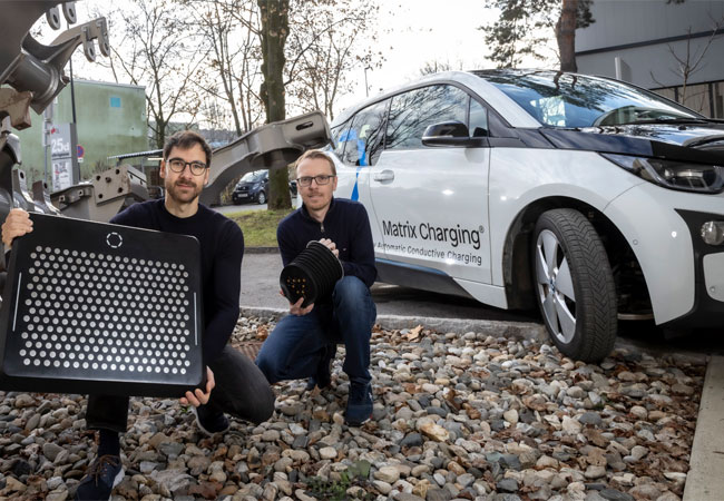 PB: IMAGE, 4 MB Railcharge-Buchroithner-Brunnhofer-by-Lunghammer-tugraz.jpg V.l.: Armin Buchroithner vom Institut für Elektrische Messtechnik und Sensorik der TU Graz und Peter Brunnhofer vom Institut für Betriebsfestigkeit und Schienenfahrzeugtechnik der TU Graz zeigen das System Matrix Charging des Unternehmens easelink mit Ladeplattform und Laderüssel. Bildquelle: Lunghammer - TU Graz