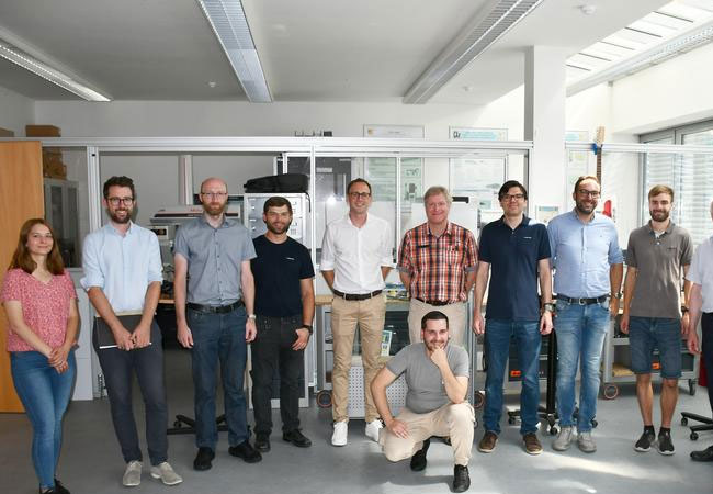 PB: Beim Projekttreffen an der Hochschule Landshut trafen sich Partner aus Forschung und Industrie. Die Gastgeber (v.r.): Marc Bicker (ITZ), Prof. Dr. Norbert Babel, Prof. Dr. Otto Huber (beide LLK).