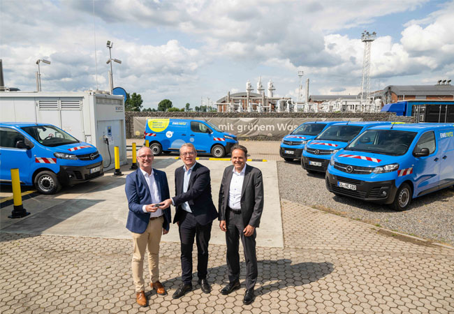 PB: Wasserstoff im Fuhrpark: EWE-Technikvorstand Dr. Urban Keussen und EWE NETZ-Geschäftsführer Torsten Maus nahmen fünf Transportfahrzeuge vom Typ Vivaro-e Hydrogen des Rüsselsheimer Automobilherstellers Opel entgegen / ©: Mohssen Assanimoghaddam