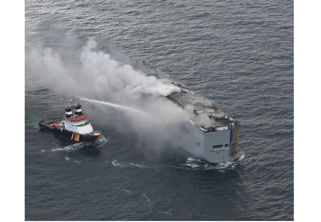 PB: FREMANTLE HIGHWAY mit Schlepper NORDIC - 26.07.2023 Quelle: Nederlandse Kustwacht