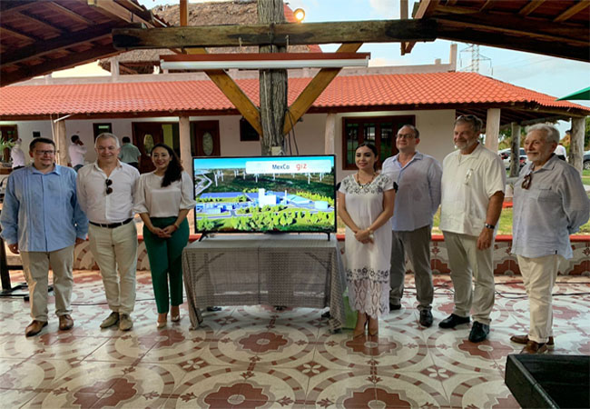 pb: v.l.n.r. Matthias Lisson, Director Hy2gen Mexico, Cyril Dufau-Sansot, CEO Hy2gen AG, Ang%C3%A9lica Lara P%C3%A9rez R%C3%ADos, Ministerin f%C3%BCr Umwelt, Biodiversit%C3%A4t und Klimawandel (Semabicce), Claudeth Sarricolea, Gemeindepr%C3%A4sidentin Champot%C3%B3n, Ralph Wegner, Gr%C3%BCnder und Pr%C3%A4sident der Mexion Corporation, Wolfgang Dold, Botschafter der Bundesrepublik Deutschland in Mexico, Fernando Gamboa Rosas, Minister f%C3%BCr wirtschaftliche Entwicklung des Staates (Sedeco)