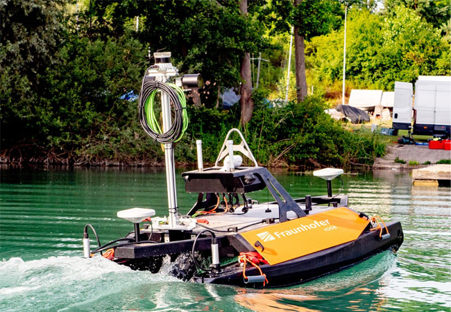 PB: Das im Projekt TAPS mit Autonomie- fähigkeiten und Sensoren zur Über- und Unterwasserkartierung ausgestattete USV in Aktion / © Fraunhofer IOSB