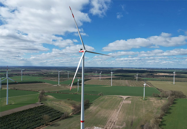 PB: Die von VSB realisierte Vestas V-150 (4,2 MW) im Windpark Zernitz-Lohm erzeugt jährlich rund 15 GWh Strom und versorgt damit rund 3.750 Vier-Personen-Haushalte sicher, emissionsfrei und regenerativ mit Energie. / ©: VSB Gruppe