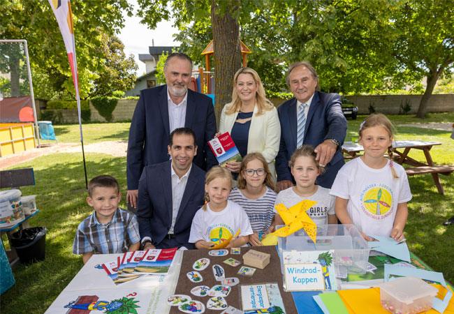 PB: Landeshauptmann Mag. Hans Peter Doskozil, Landesrätin Mag.a (FH) Daniela Winkler, Zurndorfs Bürgermeister Werner Friedl und Dr. Stephan Sharma, Vorstandsvorsitzender Burgenland Energie, mit SchülerInnen der Volksschule Zurndorf bei den Feierlichkeiten zum 25-Jahr-Jubiläum des Windparks. / ©: Büro LR Winkler/Novak