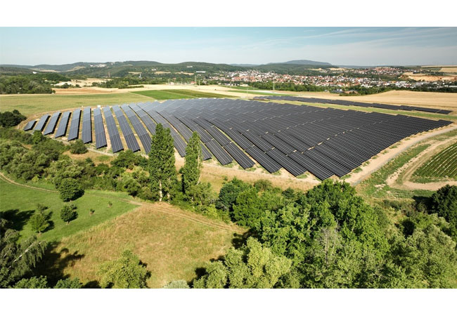 PB: Der Solarpark Eisenberg ist am Netz. Betrieben wird er von der Hanwha Q CELLS GmbH (Qcells). Die 17.000 Module stammen aus firmeneigener Produktion. / ©: juwi