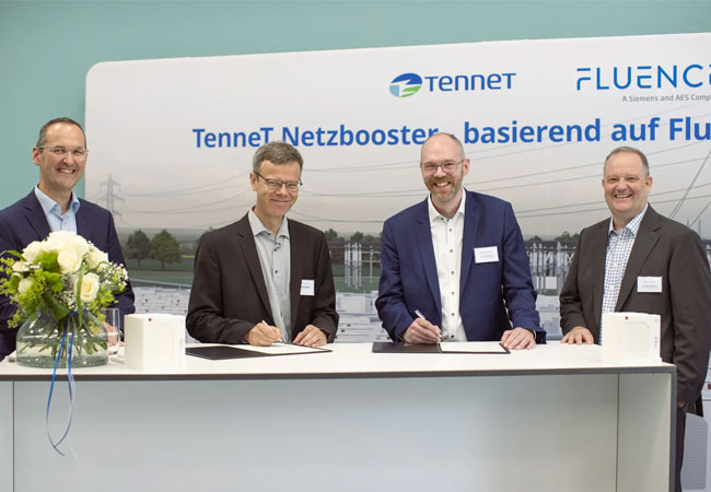 PB: Übertragungsnetzbetreiber TenneT und die Fluence Energy GmbH, Tochtergesellschaft der Fluence Energy Inc. (NASDAQ: FLNC), haben heute am Fluence Entwicklungsstandort in Erlangen mit einer symbolischen Vertragsunterzeichnung ihre Zusammenarbeit für zwei Netzbooster besiegelt / ©: TenneT