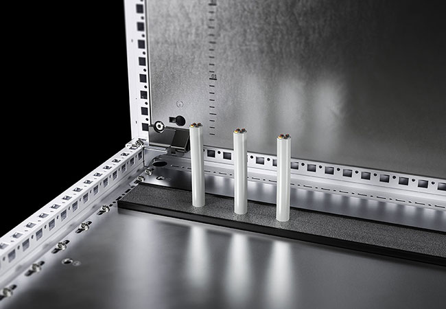 Damit Anlagenbauer ihre Kabel über die modularen Elemente im Sockelbereich des Schaltschranks einfach und flexibel einführen und sicher verbauen können, bietet Rittal spezielle Profile zur Kabeleinführung mit einem elastischen Klemmprofil aus PU-Schaum an.