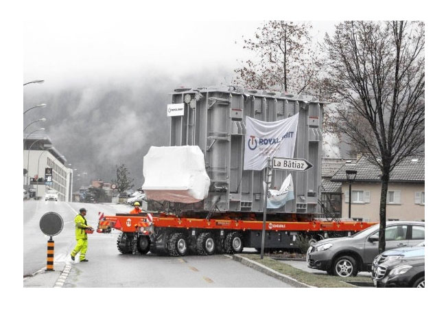 PB: Der Schweizer Spezialist für Schwertransporte Friderici Spécial hat erstmals SPMT Module von TII SCHEUERLE beschafft. - Flexible Fahrstreckenwahl: Zunächst beförderte Friderici Spécial zwei Transformatoren mit Gewichten von 100 und 147 Tonnen.