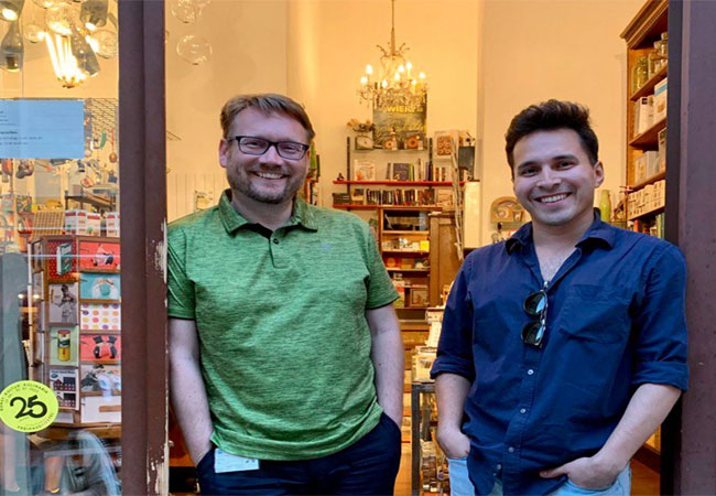 pb: Mit Hilfe eines Katalysators und Sonnenlicht wird Wasser (H2O) zu Wasserstoff (H2) umgewandelt. / %C2%A9: Wiley, adapted by Stephen Nagaraju Myakala