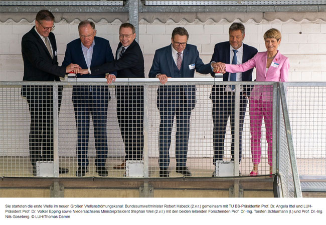 PB: Wirtschafts- und Klimaschutzminister*in Robert Habeck und Ministerpräsident*in Stephan Weil haben die Forschungsanlage gemeinsam mit den Beteiligten der Universitäten in Betrieb genommen