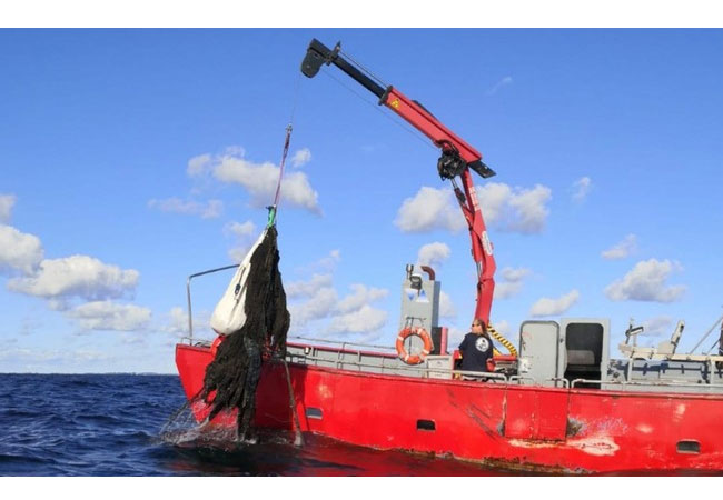 PB: Bergung eines Geisternetzes durch die GRD aus der Ostsee vor Rügen / ©: GRD / Chris Till