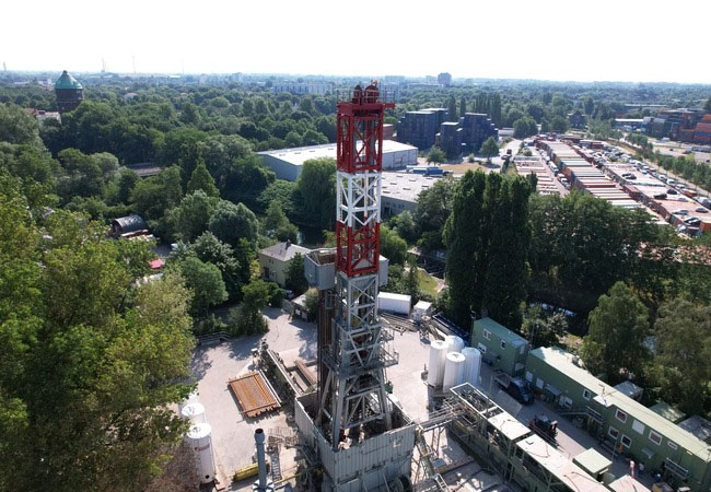 PB: Zwei seitlich abgelenkte Bohrungen wurden in das geothermische Reservoir, eine 130 Meter mächtige und 45 Millionen Jahre alte Sandsteinschicht, runtergebracht. Der Bohrturm hat eine Höhe von zirka 40 Metern. (Aufnahmen von 2022) / ©: Hamburger Energiewerke
