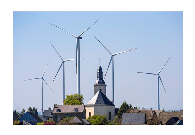 PB: Stehen Windkraftanlagen im Einklang mit Mensch, Umwelt und Natur? Dieser Frage gehen diverse Gutachten auf den Grund. (© Rainer Fuhrmann | stock.adobe.com)