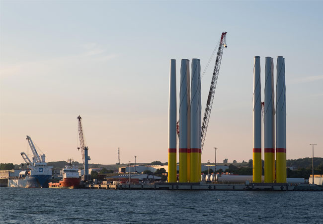 PB: Der Mukran Port bietet optimale Bedingungen für die Installation sowie für Wartung und Betrieb von Offshore-Windparks und ist eines der wichtigsten Offshore-Zentren im Ostsee-Raum.