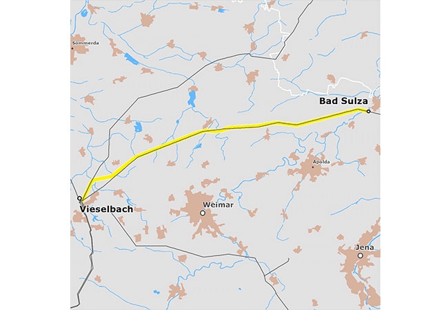 PB: Die planfestgestellte Trasse orientiert sich im Wesent­lichen an der bereits bestehenden Leitung. Sie beginnt am Mast 155 bei Bad Sulza und folgt dann der 380-kV-Leitung Pulgar – Vieselbach in süd­westlicher Richtung durch den Land­kreis Weimarer Land. Nördlich von Nieder­zimmern verlässt die Trasse die bestehende Leitung, knickt nach Westen ab und führt an Wallichen vorbei. Am Kreuzungs­punkt mit der 380-kV-Leitung Lauchstädt – Vieselbach und der ICE-Schnell­trasse knickt sie nach Süd­westen ab und folgt diesen bis zum Endpunkt beim Umspann­werk Vieselbach.