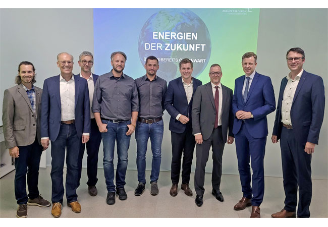 PB: Auf dem Bild von rechts nach links: Jens Büttner (Aufsichtsratsvorsitzender der ZukunftsEnergieNordostbayern GmbH und Erster Bürgermeister von Kirchenlamitz), Dr. Oliver Bär (Landrat des Landkreises Hof), Marco Krasser (Geschäftsführer der ZukunftsEnergie Nordostbayern GmbH und Geschäftsführer der WINOB GmbH), Nicolas Lahovnik (Aufsichtsratsvorsitzender der SWW Wunsiedel GmbH und Erster Bürgermeister der Stadt Wunsiedel), Frank Fugmann (Projektmanager von Münch Energie und Prokurist der ZENOB PV GmbH), Mario Münch (Gründer von Münch Energie), Ulrich Pieringer (Kaufmännischer Leiter der SWW Wunsiedel GmbH und Geschäftsführer der ZENOB PV GmbH), Christian Kutschker (Prokurist von OSTWIND und der WINOB GmbH), Michael Hermann (Projektmanager der SWW Wunsiedel GmbH und Prokurist der WINOB GmbH).