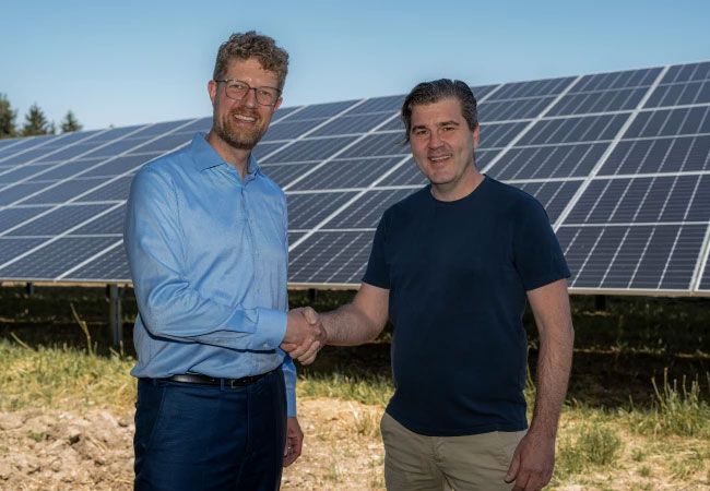 PB: Dirk Neumayer und Werner Tenschert (SachsenEnergie AG) vor der Solaranlage in Bayern