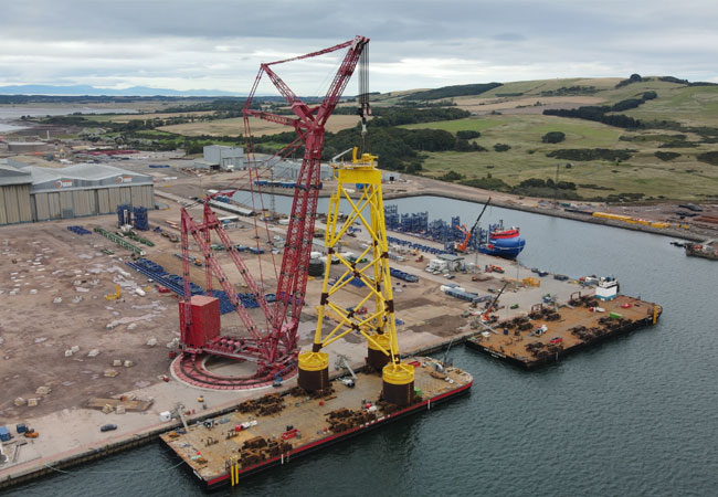 PB: Offshore wind jacket lifts via ring crane keep work going, whatever the tide / ©: Mammoet