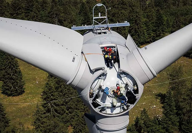 PB: Die übrigen fünf Windturbinen sollen bis Ende August folgen. Bild: Romande Energie