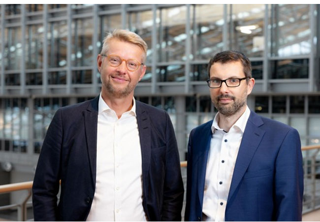 PB: Die beiden Geschäftsführer der neuen Tochtergesellschaft SES sind bereits in anderen Positionen am Hamburger Flughafen tätig: (von links nach rechts) Johannes Scharnberg, Bereichsleiter Kommunikation, Politik und Umwelt und David Liebert, Bereichsleiter Real Estate Management, bilden seit Juni 2023 die Doppelspitze der SES. / ©: Oliver Sorg