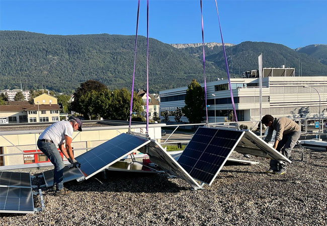PB: Einfach entfalten: Die SmartSolarBox wird auseinandergeklappt und anschließend mit den bereits platzierten Systemen verbunden. / ©: Smartvolt AG