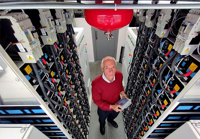 PB: Ein hochmodernes duales Energiespeichersystem (ESS) von GS Yuasa, einem weltweit führenden Batteriehersteller, bildet den Mittelpunkt des Energieversorgungszentrum der Münzprägeanstalt The Royal Mint in Llantrisant, Wales. In der Kombination mit einem 2-MW-Solarpark, zwei Windturbinen und einer Kraft-Wärme-Kopplungsanlage (KWK) sollen etwa 75 Prozent des Strombedarfs der Institution mit nachhaltiger Energie gedeckt werden. Hintergrund ist die Zielsetzung bis 2050 die „Netto Null“, sprich Klimaneutralität, zu erreichen.