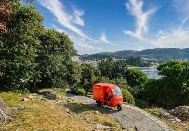 PB: Gebrüder Weiss liefert auf kroatischen Inseln jetzt mit umweltfreundlichen Elektro-Dreirädern