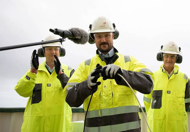 PB: Crown Prince Haakon of Norway connecting two cables to mark the official opening of the Hywind Tampen wind farm. To his left, Norwegian prime minister Jonas Gahr Støre and Equinor’s vice president for Renewables in Norway, Siri Espedal Kindem. Opposite, Equinor’s executive vice president for the Norwegian continental shelf Kjetil Hove. (Photo: Ole Jørgen Bratland / Equinor)