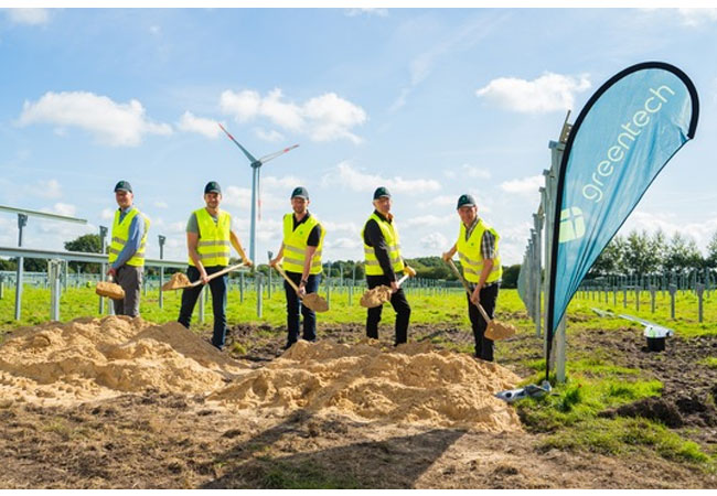 PB: Feierlicher Spatenstich in Nienbüttel mit (v. l. n. r.): Tobias Zabel (1. stv. Bürgermeister von Nienbüttel), Niels Bendig (Gemeindevertreter für Nienbüttel), Aleksis Schäfer (Managing Partner bei greentech), Carsten Hollm (Flächeneigentümer), Thomas Bock (Gemeindevertreter für Nienbüttel); Bild: greentech 