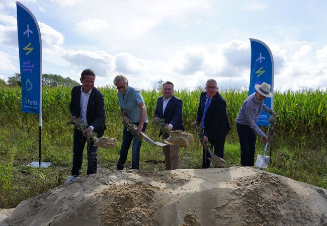 PB: Janne Petersen (Ockholm-Langenhorn Erlös- und Infrastruktur GmbH & Co. KG), Hansjörg Brunk (Ockholm-Langenhorn Erlös- und Infrastruktur GmbH & Co. KG ), André Steinau (Geschäftsführer eFarm und GP JOULE HYDROGEN), Frank Zahel (Kreispräsident Nordfriesland), Olde Oldsen (Bürgermeister Langenhorn) beim symbolischen Spatenstich in Langenhorn. (Foto: GP JOULE)