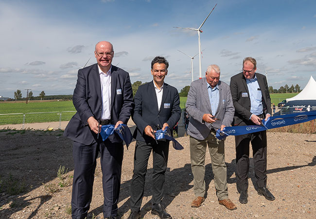 PB: Vierfacher Energieertrag nach Repowering: Eric Stab, Vorstandsvorsitzender der ENGIE Deutschland AG, Sergio Val, Managing Director der ENGIE Renewables Europe, Udo Staeck, Bürgermeister von Karstädt, und Ralf Schürkamp, Vorstand Erneuerbare der ENGIE Deutschland AG (v. l.), weihten feierlich den Windpark Karstädt-Waterloo ein. Bildquelle: Guido Kollmeier / ©: ENGIE