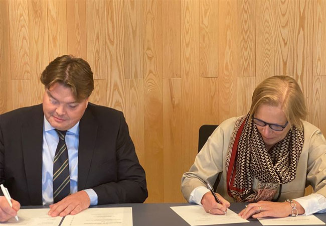 PB: Thomas Sörensson, CEO Enviro and Dr Frauke Jordt, Vice President Vertical Management at Siemens. / Thomas Sörensson, CEO Enviro und Dr. Frauke Jordt, Vice President Vertical Management bei Siemens.