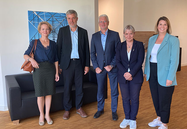 PB: Gruppenfoto: Von links: Karina Würtz, Stiftung OFFSHORE-WINDENERGIE, Dieter Janecek, Koordinator der Bundesregierung für Maritime Wirtschaft; Dr. Reinhard Lüken, Hauptgeschäftsführer VSM, Heike Winkler, WAB e.V., Janina Habethal TenneT TSO GmbH (Bildrecht TenneT TSO GmbH)