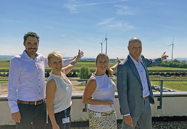 PB: Multi-Dienstleistungsunternehmen WISAG erwirbt weiteres Windenergie-Projekt von JUWI / v.l.n.r.: Olaf Mecke, Christin Kendzierski, Nicole Porath-Renn von JUWI und Holger Kube von der WISAG / ©: WISAG