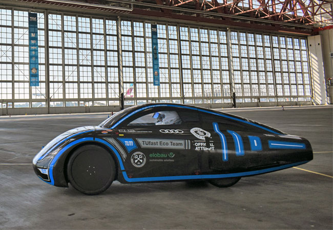 PB: Das Wettbewerbsfahrzeug "muc022" auf der Jagd nach dem Weltrekord in einem Hangar des Flughafen München. / ©: TUfast Eco Team