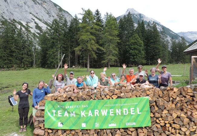 PB: lavera und Team Karwendel: Freiwillige Helfer haben vom 02. bis 03. September 2023 die Kastenalm im Hinterautal bei Scharnitz wieder hergerichtet. / ©: Laverana GmbH