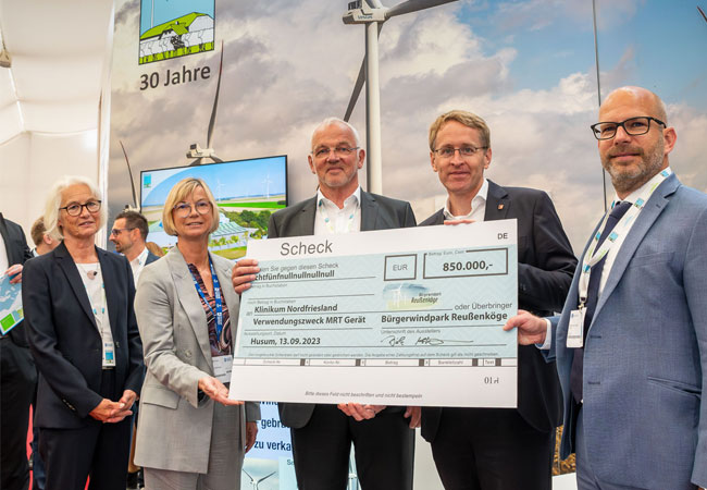 PB: Thoma Ketelsen, Projektmanagerin Dirkshof, Anke Dethlefsen und Dirk Ketelsen, beide Geschäftsführung Bürgerwindpark Reußenköge, Ministerpräsident*in Daniel Günther, Stefan Unger, Geschäftsführer Klinikum Nordfriesland.