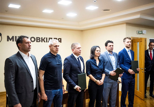 PB: v.l.n.r.: Andrij Tymtschuk, Amtierender Leiter der Staatlichen Agentur für die Sperrzone, Jewgenij Fedorenko, Stellvertreter des Ministers für Umweltschutz und natürliche Ressourcen, Oleksandr Krasnolutskyj, erster Stellvertreter des Ministers für Umweltschutz und natürliche Ressourcen, Annalena Baerbock, Außenministerin der Bundesrepublik Deutschland, Wolodymyr Kudrytskyi, Vorstandsvorsitzender der Übertragungsnetzgesellschaft Ukrenergo, Hannes Helm, Geschäftsführer NOTUS energo Ukraina LLC / ©: Photothek/Dominik Butzmann